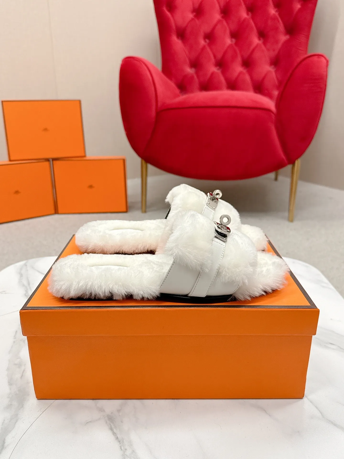 👟👟Ex-factory price 480👟👟 Hermes 🐎25/ Latest Autumn and Winter fur one-piece fur slippers KeIIy locks are embellished on the uppers with palladium plating to reflect low-key light. This year’s fabrics are made of lamb wool, which is fluffy and cute. It feels like stepping on clouds. Wear it barefoot or with socks, it is very fashionable 🎁 Paired with suit pants, it is an invisible shirt in the workplace. Echoing the knitted skirt, it has become a standard accessory for lazy afternoons. Pair it with jeans for a more casual style. ✔️Fabric: wool ✔️Inner lining: imported lamb wool ✔️Sole: original leather sole ✔️Size: #35-42 (customized at 40.41.42)
